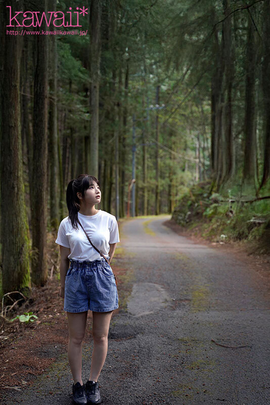 森林の恵みを感じ、豊かな自然に育まれた、汚れなき子は、実は濃厚おじさんとエッチがしたい! 山梨県の過疎地で、お爺ちゃんと2人暮らしの女の子AVデビュー 柊みおりのサンプル画像2