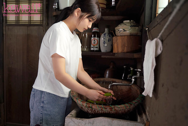 森林の恵みを感じ、豊かな自然に育まれた、汚れなき子は、実は濃厚おじさんとエッチがしたい! 山梨県の過疎地で、お爺ちゃんと2人暮らしの女の子AVデビュー 柊みおりのサンプル画像4