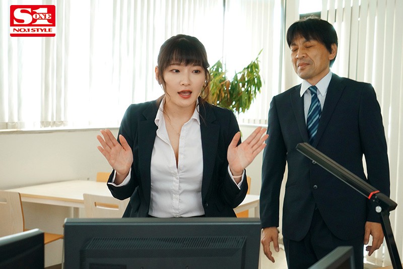 酔って目を覚ますと憧れのJカップ女上司とラブホで二人きり。そのまま朝まで全裸の二次会、三次会。 鷲尾めいのサンプル画像1